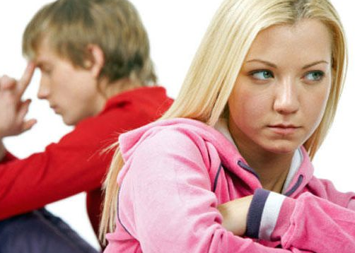 Забудь мой номер телефона 
И никогда мне не звони
Тебя уже я разлюбила
Не унижайся отпусти.
Не сможешь ты меня вернуть
Разбилась чашка и не склеишь
Я выбрала уже свой путь
Ты навсегда меня забудь.
Зачем ты звонишь вновь и вновь,
Зачем стоишь ты возле двери,
Пойми, к тебе я не вернусь
Всё бесполезно, ну поверь мне.
Не знаю как еще сказать,
Чтоб понял, что для меня
Ты больше ничего не значишь
И я не стану вновь твоя.
Прими как факт, оставь меня
Как я устала от тебя..
Как ты уже мне надоел
Ну это просто беспредел..
Тебя зациклило скажи:
Всё время пишешь о любви.
Дай жить спокойно умоляю
Ты нарываешься пойми.
Забудь моё существованье
Не стой ты на моём пути,
Ты встретишь лучше, точно знаю
Сумеешь ты любовь найти.
Что между нами было знай
Нельзя назвать даже любовью
Не порти мне жизнь и себе
Мы разные с тобою. 
СПАСИБО, ЗА ПОДПИСКУ НА МОЙ КАНАЛ!!!