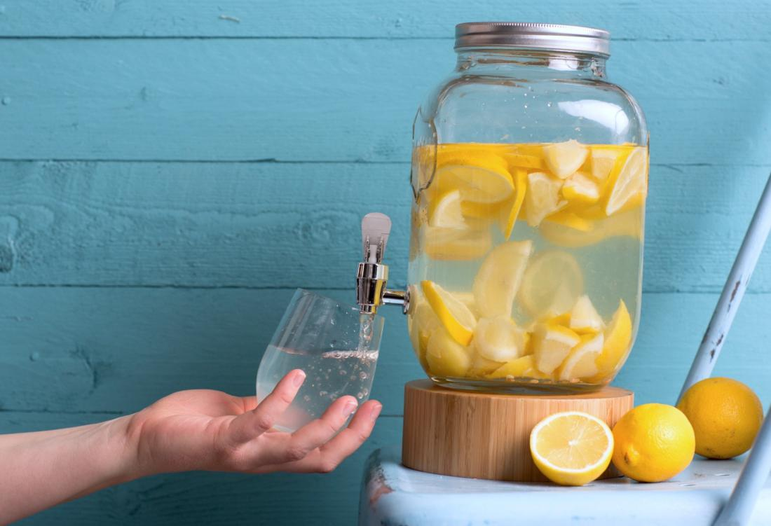 Как сделать полезную воду для питья. Вода с лимоном для питья. Стакан воды с лимоном. Стакан с лимоном. Водичка с лимоном.