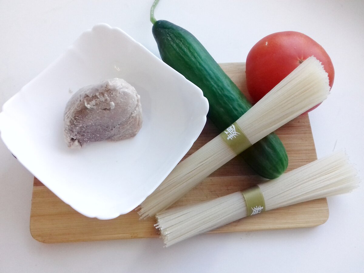 Количество всех ингредиентов берите по своему вкусу . Мясо я отварила заранее.