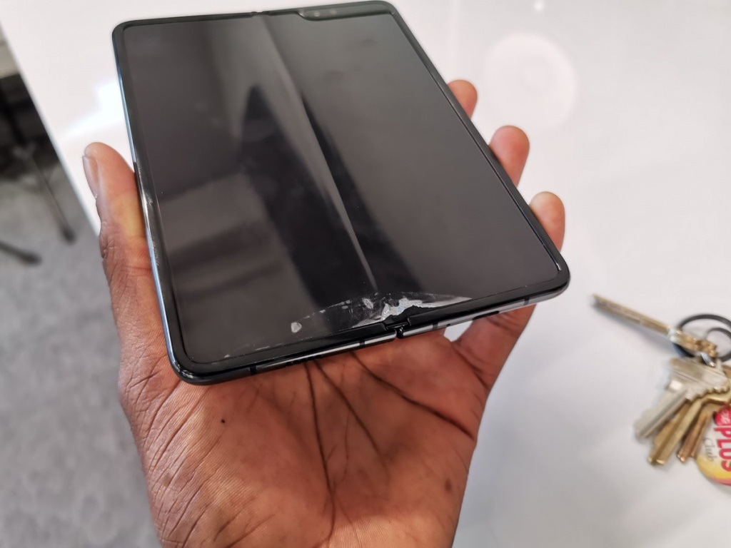 Samsung Galaxy Fold оказался крайне ненадёжным. Дисплей выходит из строя за  несколько дней | GadgetPage | Дзен