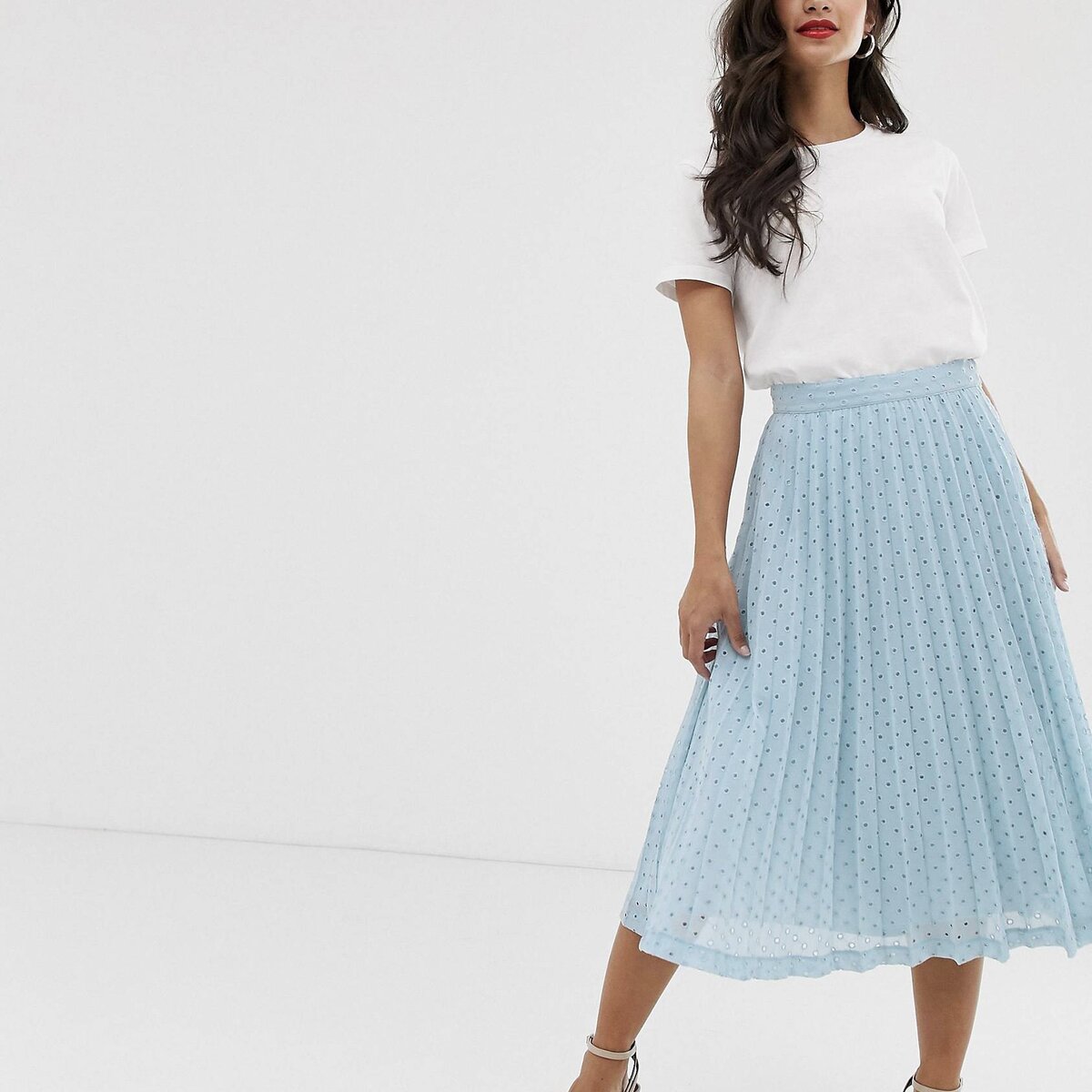 Плиссировка отлично подходит дюймовочкам, даже если длина миди
фото asos.ru