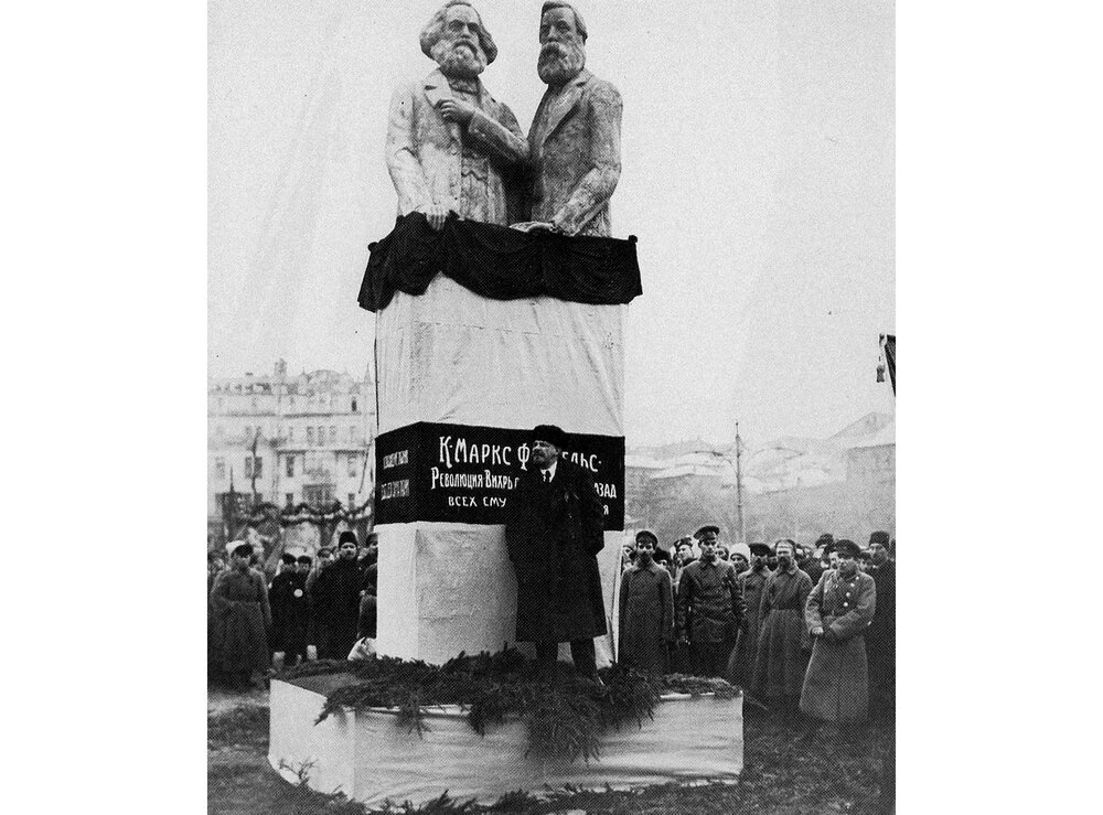 Ленин выступает на открытии памятника Марксу и Энгельсу в Москве. Ноябрь 1918 года.