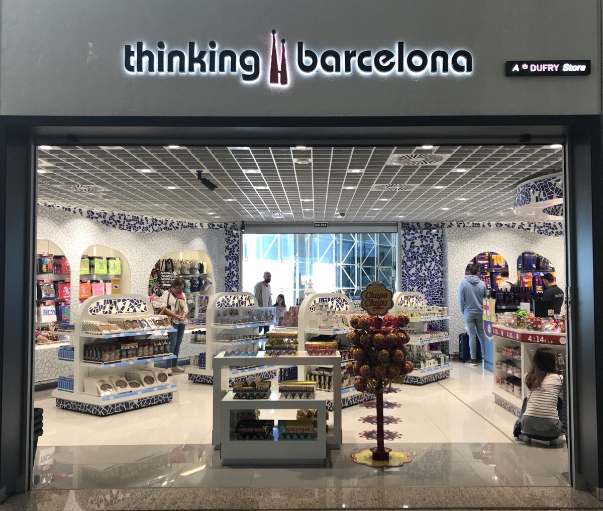 Thinking Barcelona магазин в аэропорту.