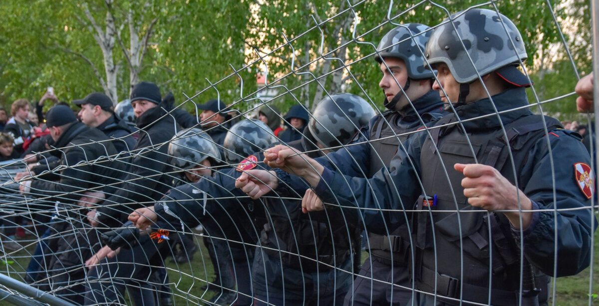 Протесты в екатеринбурге против строительства храма. Протесты против храма в екатеринбурге. Протесты в сквере екатеринбурга 2019. Храм митинг. Митинг против церкви.