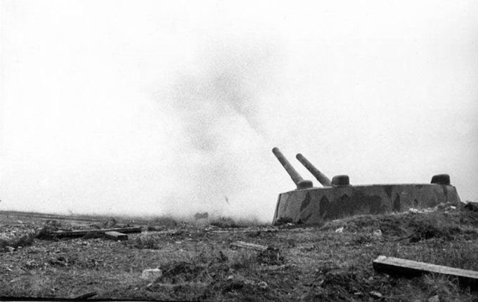 Залп бронебашни 30-й береговой батареи, декабрь 1941 года. Фото: crimea-front.ru.