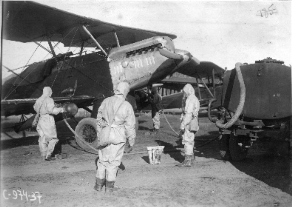 заправка Р-5Ш с прибором ВАП-4  ипритом