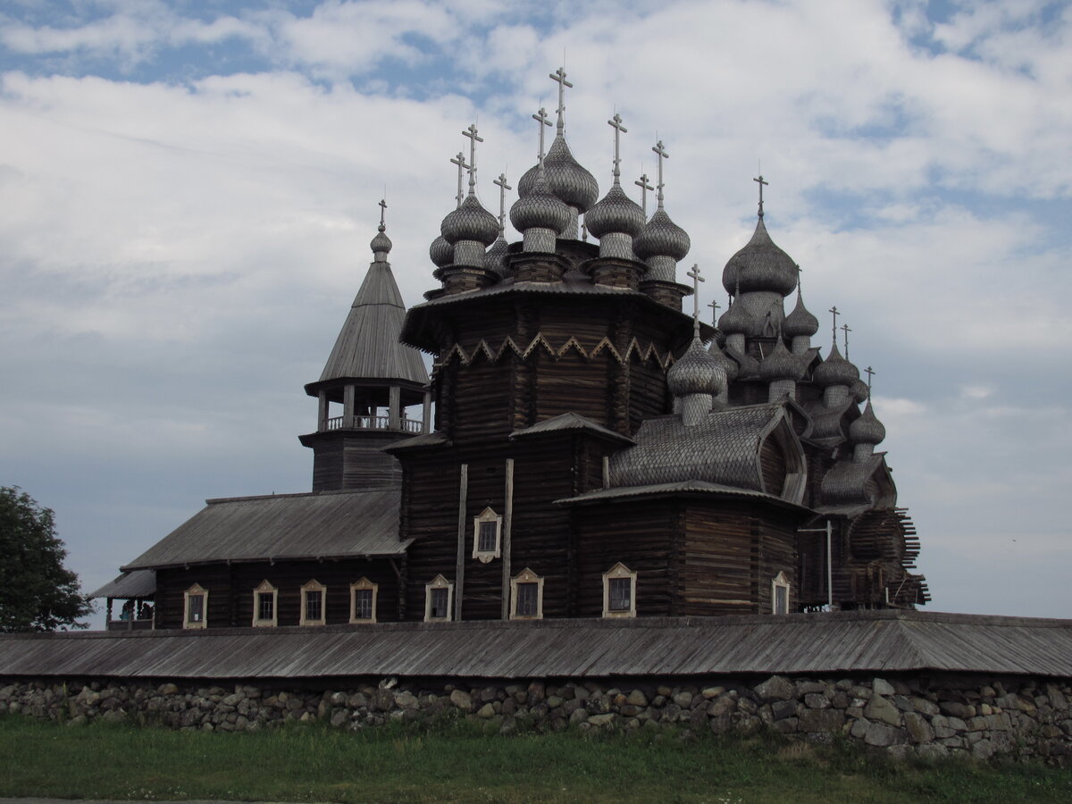 Купола деревянной церкви Кижи