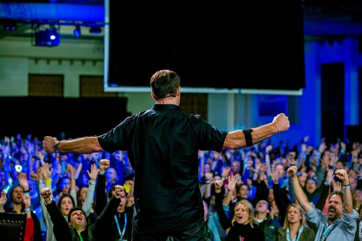 Семинар конференция. Успешный оратор. Награждение оскар сцена. Спикер выступает на сцене. Тони роббинс оратор.