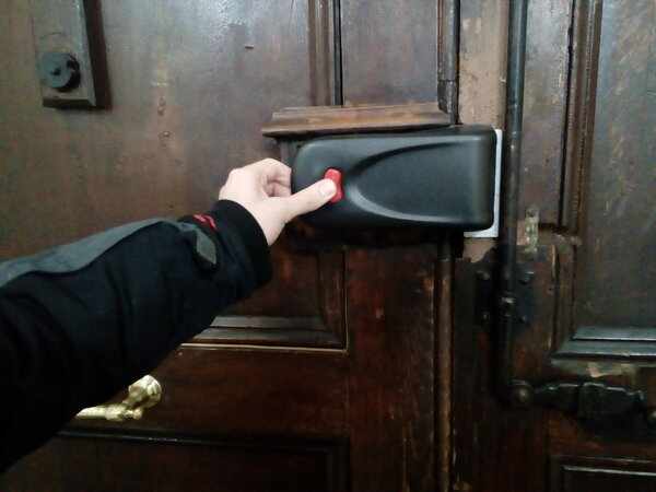 Панель домофонов с несколькими кнопками