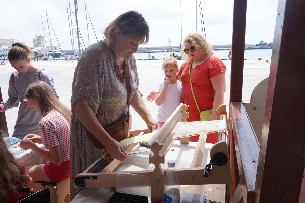 Светлана Сергеева работает на ткацком станке