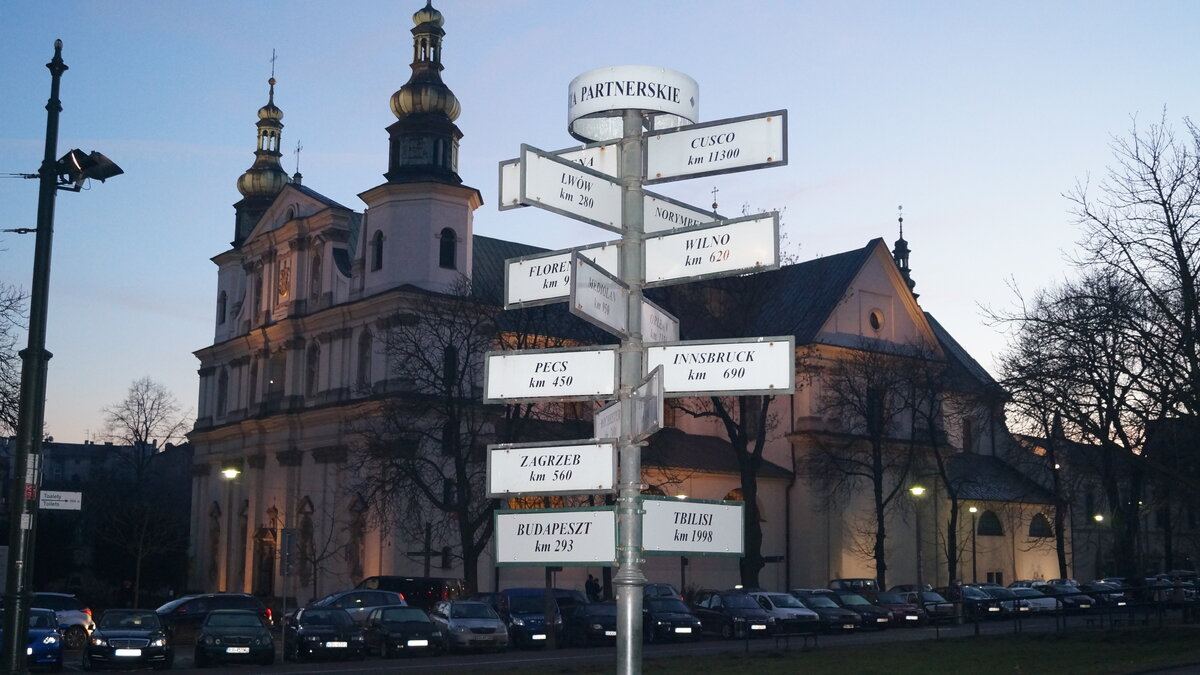 Указатель с расстояниями до некоторых европейских городов в Кракове