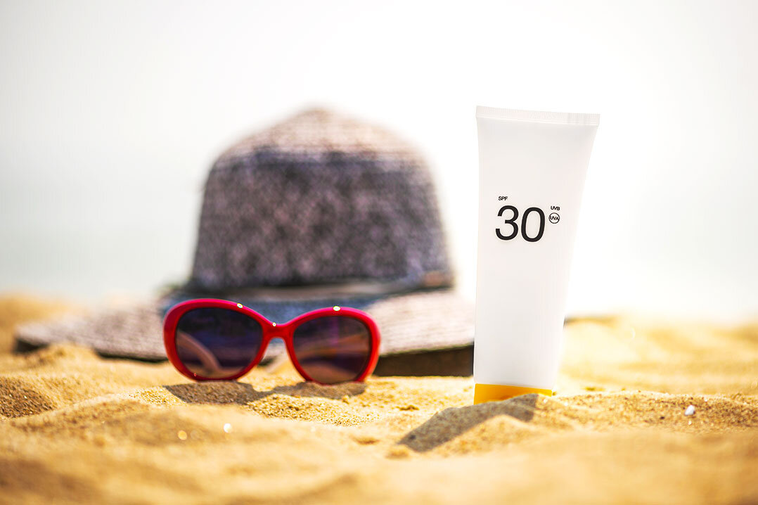 Средство с SPF 30 защищает кожу от обгорания.