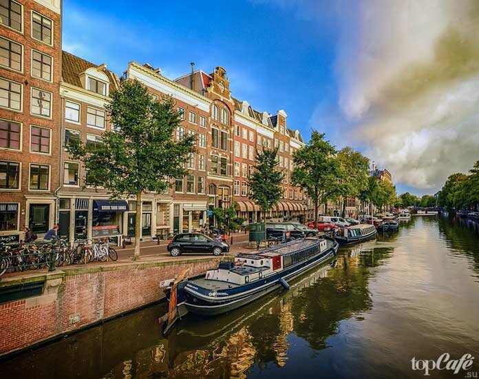На фото: Канал в Амстердаме.