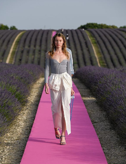 Jacquemus. Юбилейная коллекция (10 лет с года основания) "Le Coup de Soleil", весна-лето 2020. Фото: @jacquemus