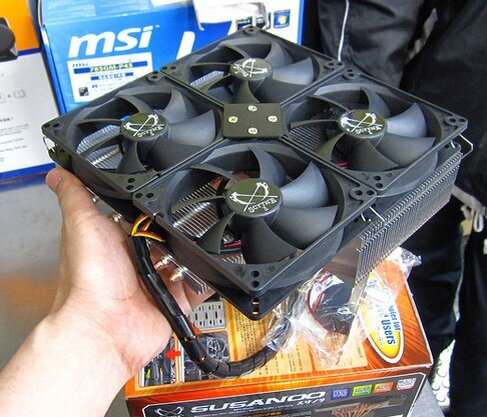 Скорость вращения лопастей вентиляторов процессорного кулера Scythe Susanoo можно регулировать от 500 об./хв. до 2000 об./хв. При этом меняется частота вращения всех четырех турбин одновременно. Для удобства, в комплект поставки входит специальный регулятор, который выводится на заднюю панель. 