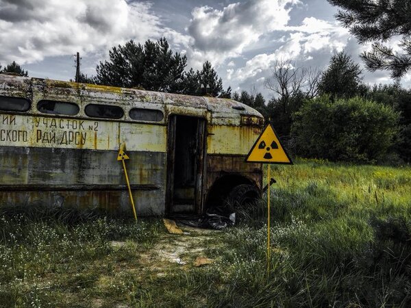 Сталкерский троллейбус в радиоактивном селе Копачи. Чернобыльская зона отчуждения