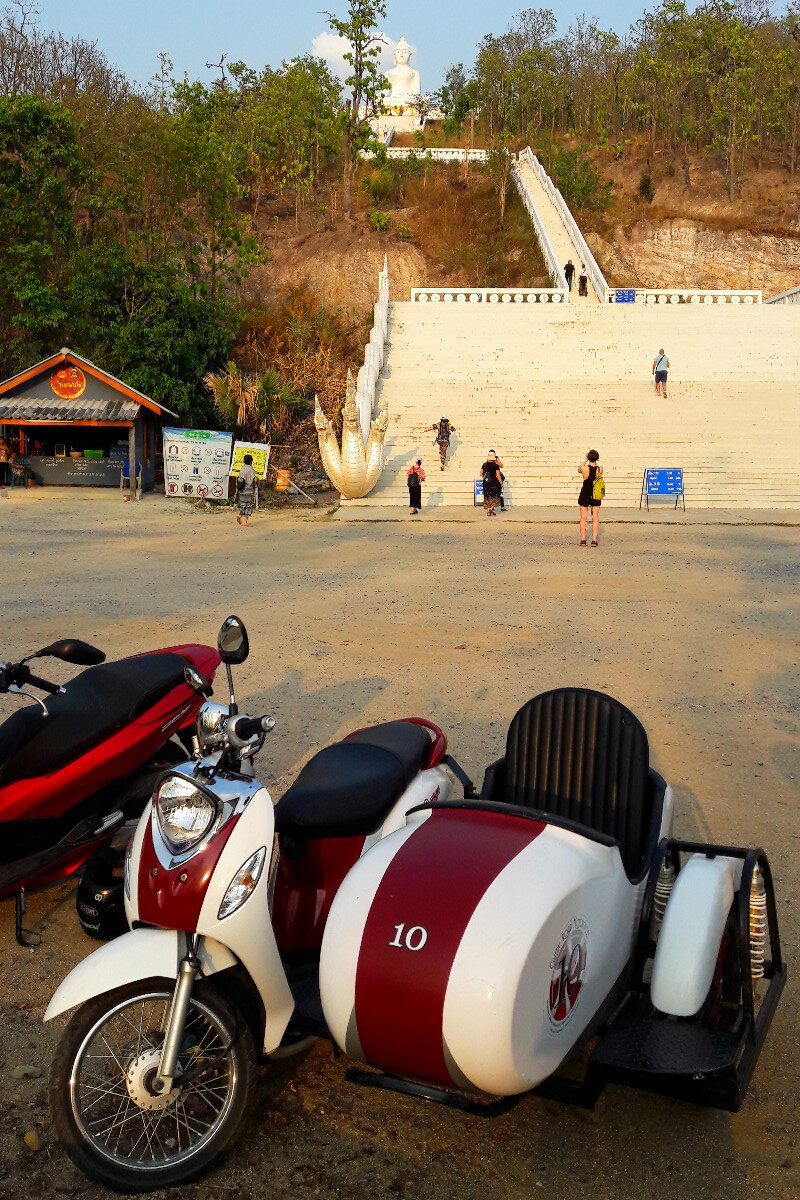 Лестница в статуе Белого Будды