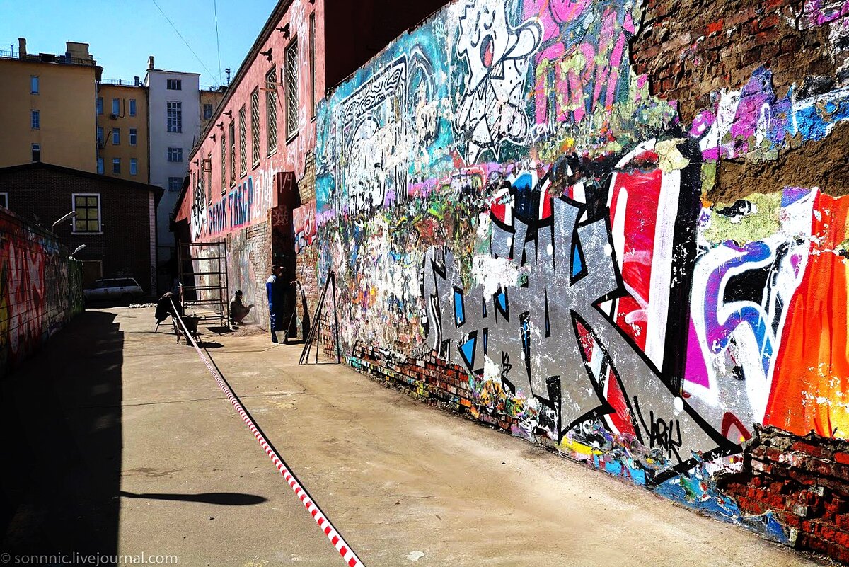 дизайнерский декор на стену. разрисованные стены россия. менделеевская стена граффити. разрисованные стены в комнате. на стенах в местах их.
