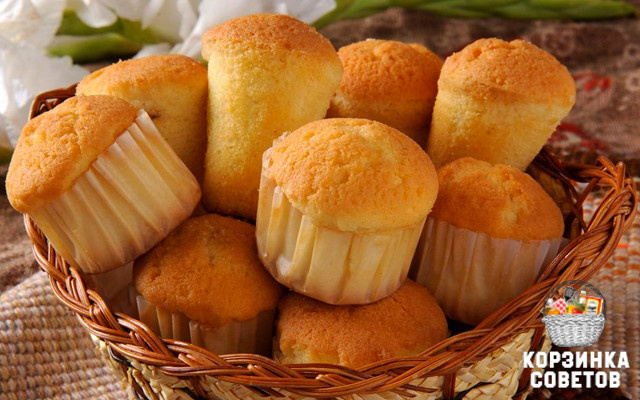 Ингредиенты: 1 стакан манной крупы
1 яйцо
1 стакан кефира
0,5 чайной ложки соды
1 стакан сахара
1 стакан муки

Приготовление:
1. Стакан манной крупы залить стаканом кефира, дать настояться минут 40.
2. Затем добавить 1 яйцо, размешать
3. Добавить половину чайной ложки соды(я загасила уксусом), теперь отправить туда 1 стакан сахара и 1 стакан муки,
4. Эту смесь хорошенько вымешать (блендером), нагреваем духовку до 200 градусов, тем временем наполняем формочки на 2/3 и отправляем в духовку на 40-50 минут.

Приятного аппетита!