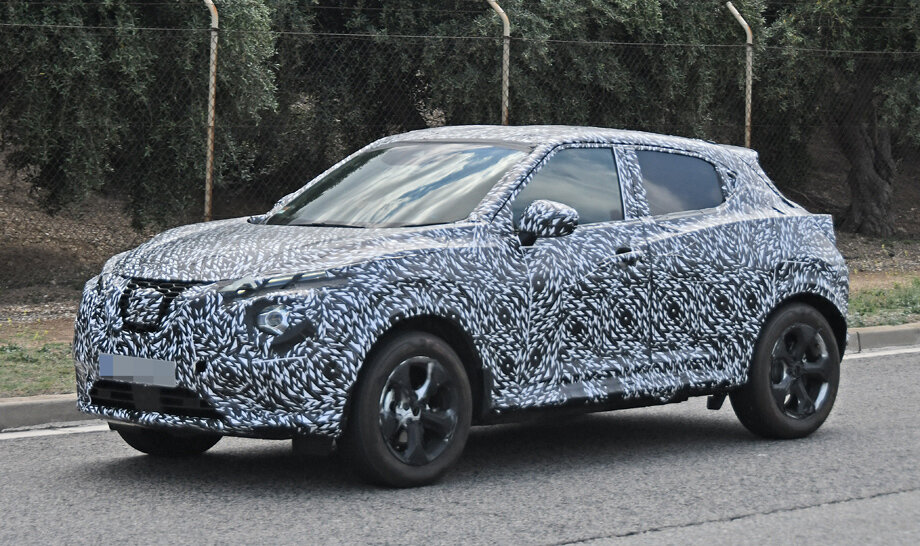 И прошлый Juke не страдал отсутствием рельефа на боковинах, а уж «второй» (тут показан предсерийный образец) его, пожалуй, заткнёт за пояс. Сохранилась идея с ручкой задней двери на стойке.