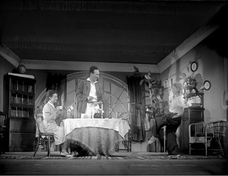 Сцена из спектакля Ивана Берсенева «Парень из нашего города», 1941. Фотографии из архива театра предоставлены пресс-службой ЛЕНКОМа