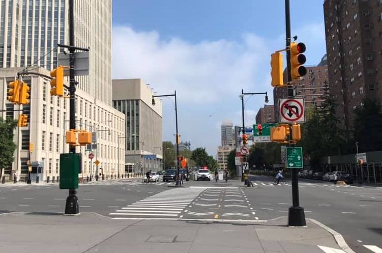 Там, где стоит полицейская машина, и начинается дорожка, ведущая на мост