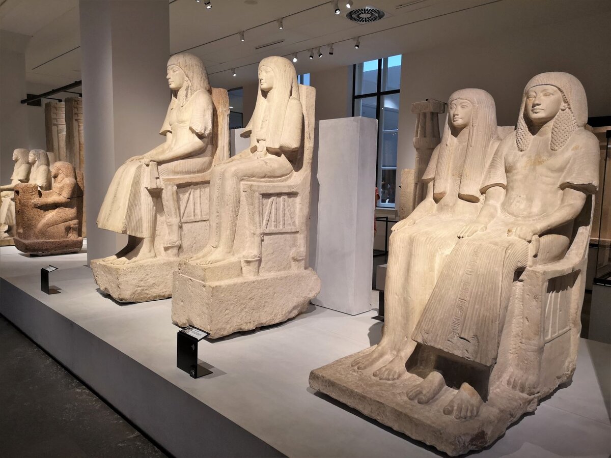 Известняковая скульптура Майа(англ.) и Мерит. ок. 1320 год до н. э., Саккара
