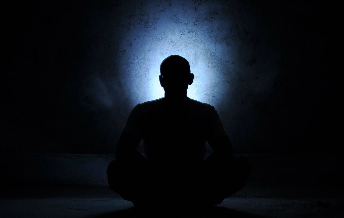 37. Человек со свечением.