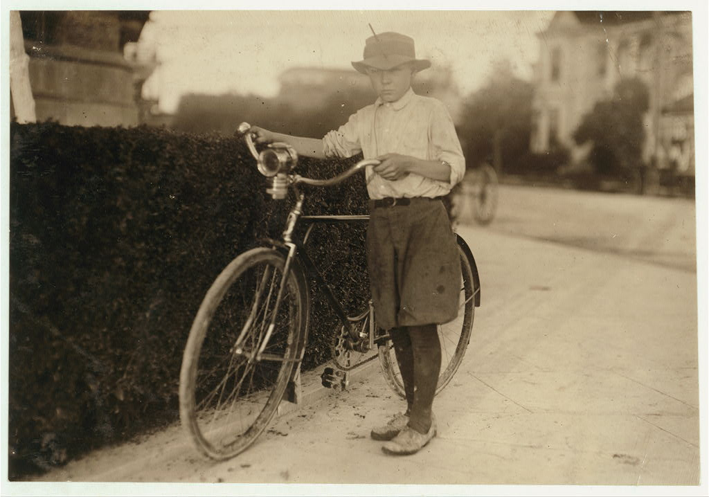 Лютер Уортон, мальчик из аптеки, двенадцать лет. Работает с 16:00 до полуночи в аптеке Sommers. Я видел, как он работал в полночь. Днем он ходит в школу, потом работает с четырех до двенадцати. По воскресеньям полдня. Получает $5.00 в неделю.  (Сан-Антонио, Техас-Октябрь 1913)