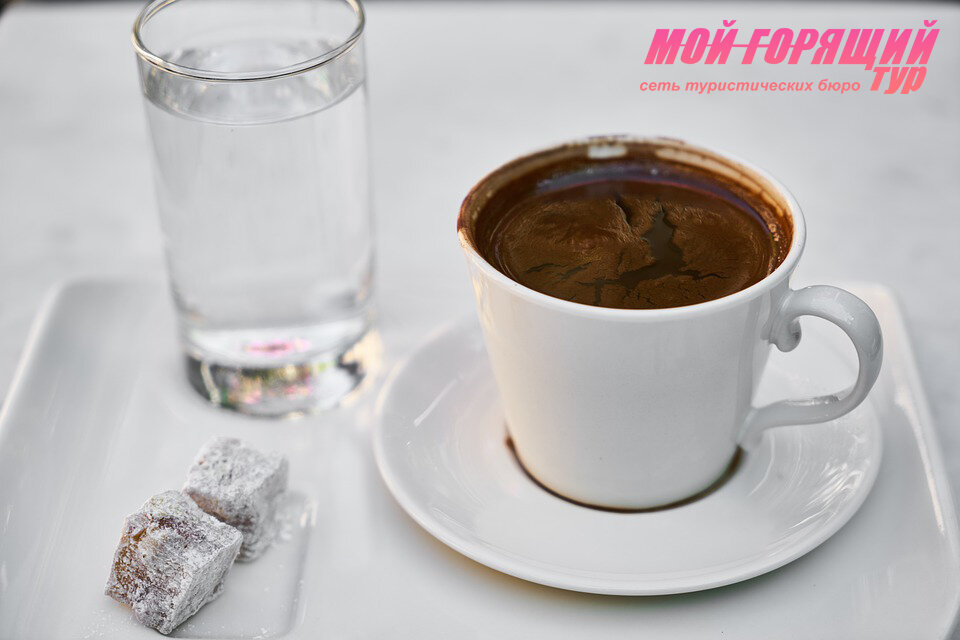 Традиционный кофе в Турции, с водой и рахат-лукум.