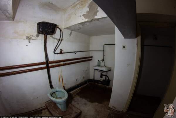 Нашёл под домом друга необычное, заброшенное советское бомбоубежище!