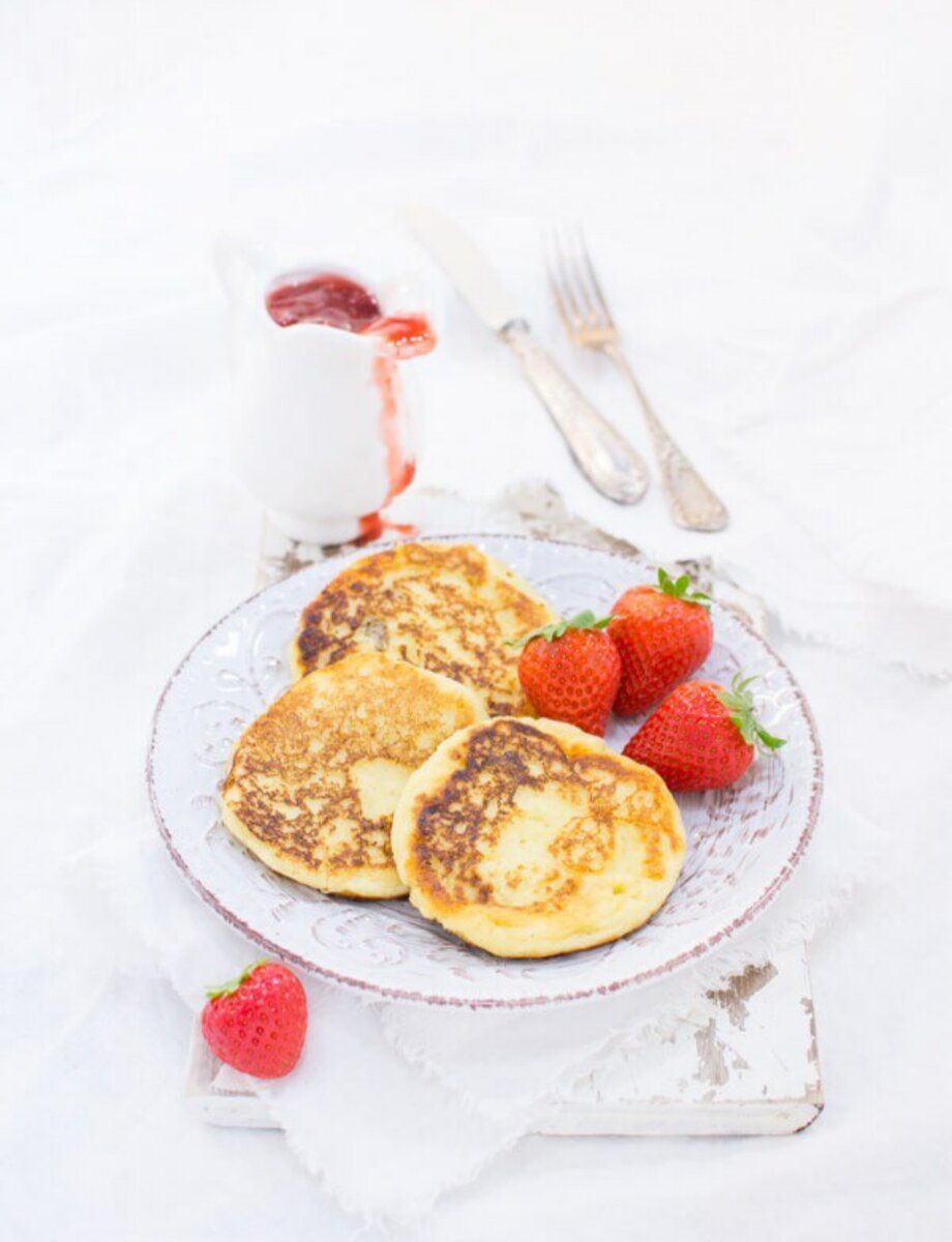 Жареные манники на сковороде - простой и быстрый вариант десерта к чаепитию. Достаточно нейтральный вкус позволяет подавать их с разными соусами, фруктами, ягодами, вареньем. Приготовить манник можно на любой плите в сковородке, если у вас нет возможности использовать духовку. 