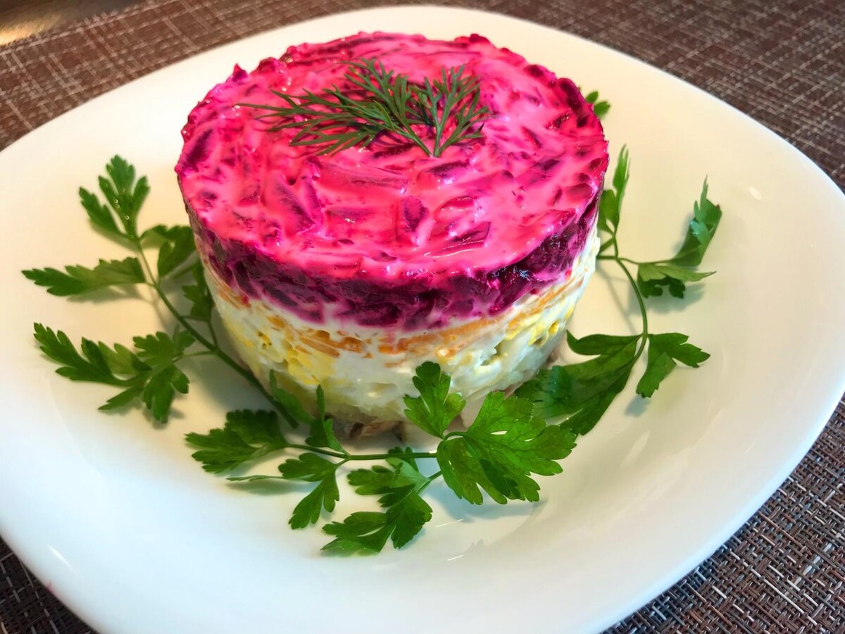 вкусно замариновать лук для селедки под шубой. мариновать лук для селедки под шубой. сельдь под шубой с маринованным луком. маринад для лука к селедке под шубой. маринованный лук для селедки.