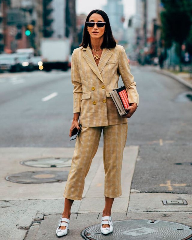 Укороченные брюки, пиджак прямого кроя, актуальный принт – так выглядит идеальный костюм для офиса (https://trendtation.com/new)