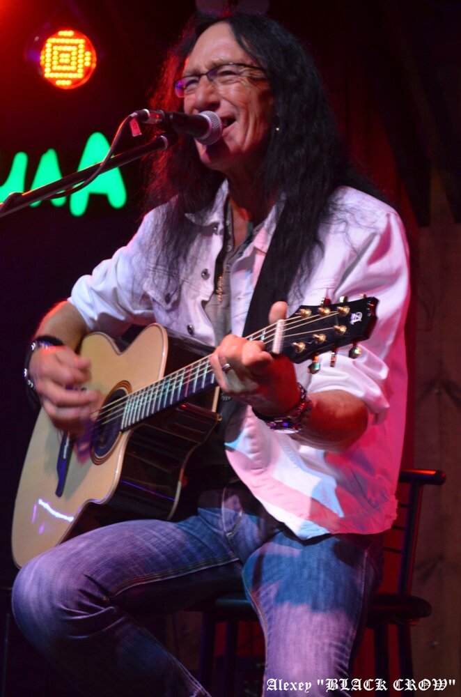 Мистер Кен Хенсли (экс-"URIAH HEEP"). Известен как автор таких легендарных хитов из репертуара "URIAH HEEP", как "July Morning", "Free Me" и мн.др.