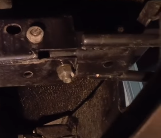 Проушина ТИПА прикручена, но приглядитесь! Два шовчика сварки и всё!