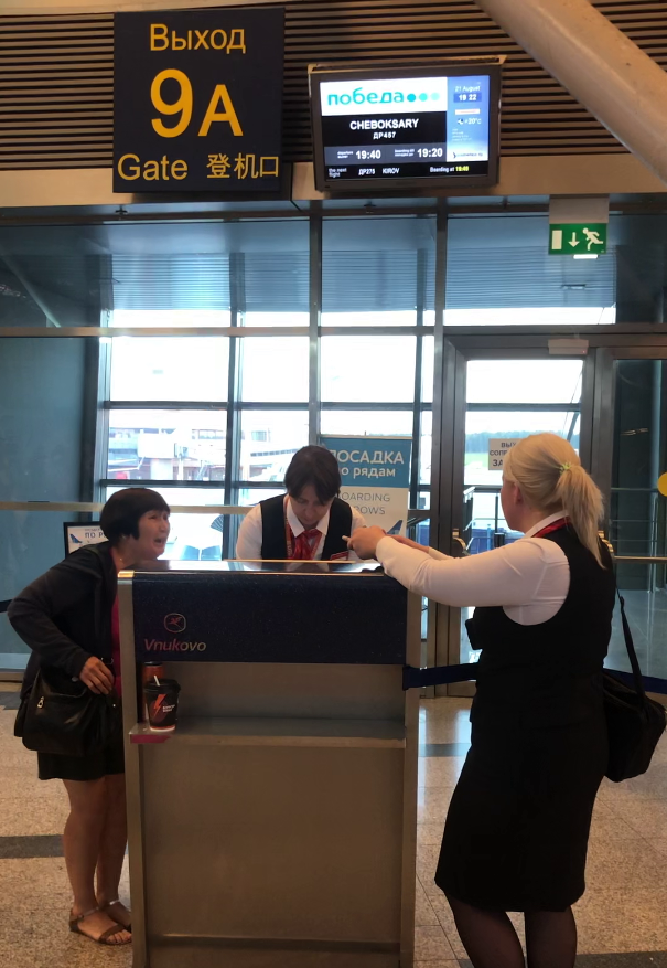 Валентина уговаривает сотрудниц Победы пропустить ее на борт