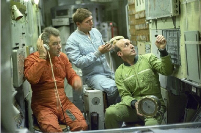 Васютин и другие члены экипажа ©Назад в СССР