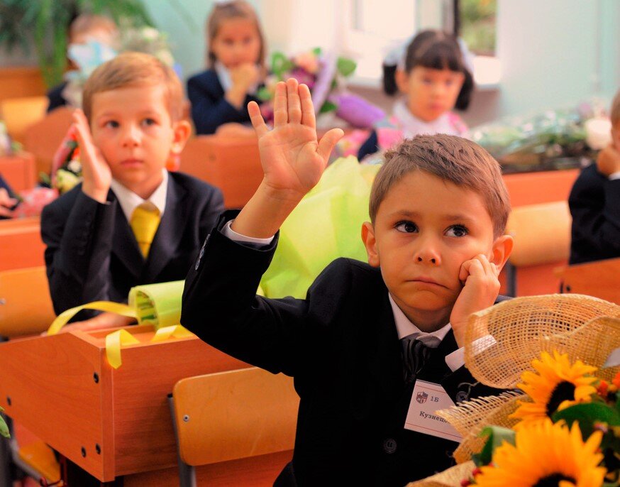 Присмотритесь к новоявленному школьнику. Он в хорошем расположении духа возвращается домой, рассказывает о новых друзьях, доброжелателен к учителю? Тогда с уверенностью можно сказать, что ребенок успешно адаптируется к новой жизни. Он будет с интересом выполнять задания и легко принимать правила поведения в школе, режим дня для него комфортен, а замечания родителей и преподавателей он воспринимает не как повод для обид, а как руководство к действиям.
А вот уставший, капризный, возможно, внезапно ставший агрессивным семилетка должен вас насторожить. Это признаки дезадаптации и сигнал о бедствии для внимательного родителя. Не исключено, что вашему ребенку нужна специальная психологическая помощь. Если ребенок не справляется с заданиями, а по утрам не может встать с постели, вовсе не значит, что он лентяй и бездарь. Помогите ему, и он обязательно справится!