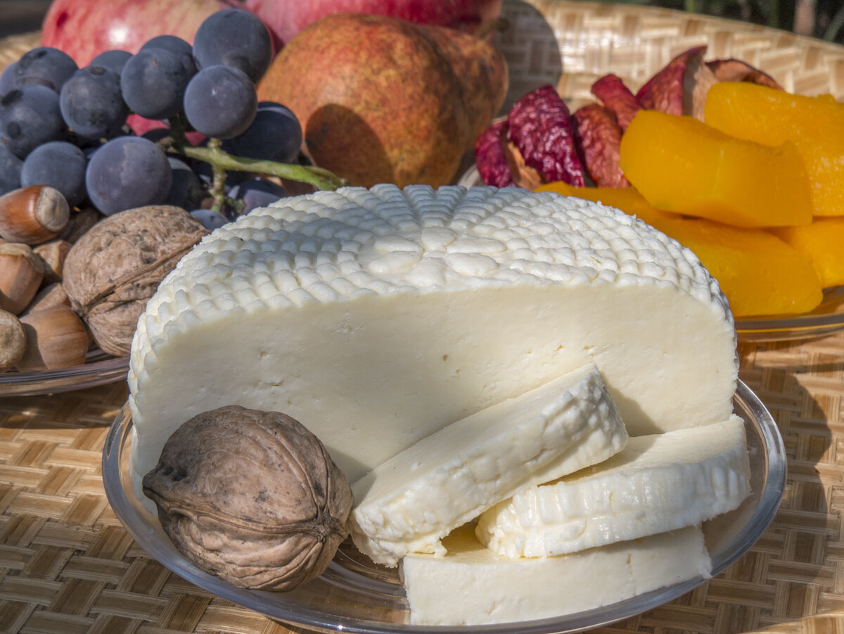 Ради этих снимков автору пришлось срочно бежать в ближайший магазин! Благо в наших краях настоящий адыгейский сыр продается везде! Листайте =>