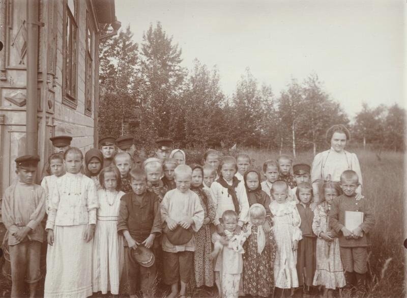 Ученики сельской школы (фотография примерно 1910 г, сайт "История в фотографиях", https://russiainphoto.ru/photos/3051/, сайт МАМММ, Московский Дом Фотографии)