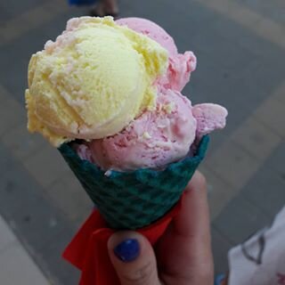 Мороженое. Мороженое в анапе. Мороженое креманка 33 пингвина. Шарик мороженого. Шарик мороженого в рожке.