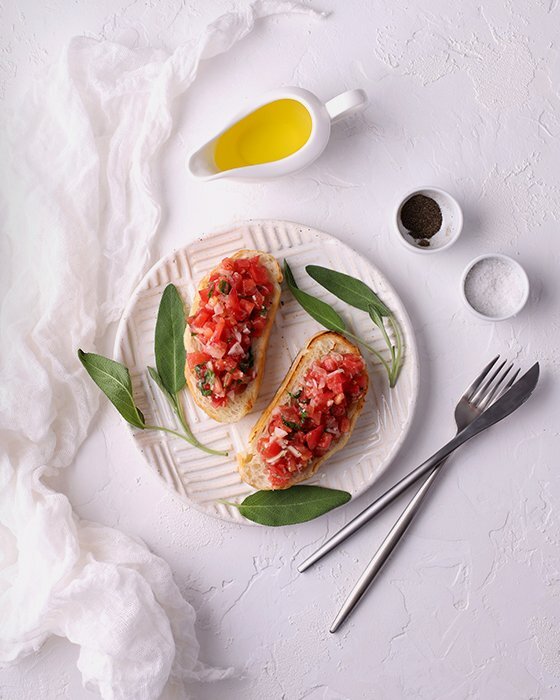 Закуска из Италии: брускетта с помидорами и базиликом