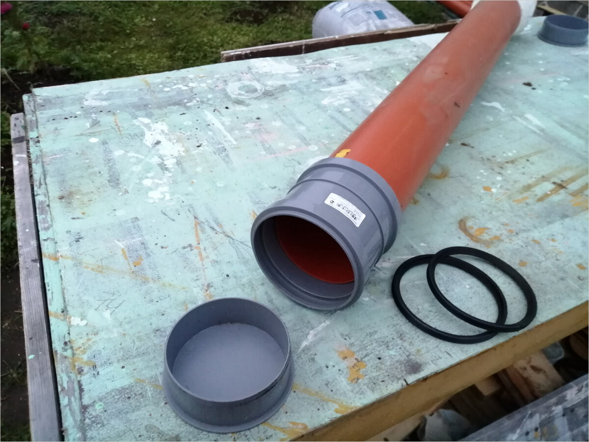 Фото 2. Подготовка и установка опалубки из канализационных труб для столбов.