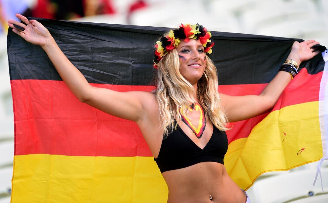 German girl. Немка с флагом. Девушка с немецким флагом. Немки с флагом Германии. Норвежские девушки с флагом.