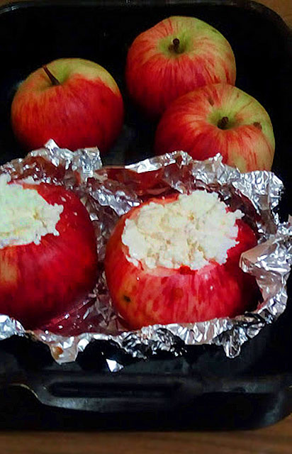 Яблоки перед отправкой в духовку.