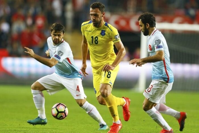 Мурики отлично играет в воздухе и укрывает мяч корпусом, его рост составляет 194 см