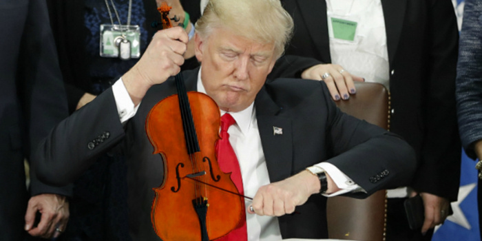 Юань, аусси и киви растут, иена падает, благодаря разительным переменам в настроениях Трампа, который вчера также опустил нефть на 2%, заявив об изменении отношения к Ирану, и поднял акции к историческим пикам.

Юань, аусси и киви растут, иена падает, благодаря разительным переменам в настроениях Трампа, который вчера также опустил нефть на 2%, заявив об изменении отношения к Ирану, и поднял акции к историческим пикам. 
FIG.1

Юань вырос после того, как президент США Дональд Трамп сказал, что отложит повышение тарифов на китайские товары в преддверии празднования Дня нации. Валюта Китая поднялась на 0.5% до самого сильного уровня почти за три недели. Трамп сказал, что он отсрочит введение 5%-ных дополнительных тарифов на китайский импорт на 14 дней в качестве жеста доброй воли к 70-летию образования Народной Республики. «Это переход от повышения тарифов по принципу «око за око» к снижению напряженности», — сказал  Кен Чанг, главный азиатский валютный стратег Mizuho Bank, добавив, что юань, скорее всего, будет торговаться в районе 7.0-7.1, учитывая недавние позитивные новости. «И Китай, и США будут стимулировать ожидания торговых переговоров в октябре, но рынок будет оставаться осторожным».

Континентальные рынки Китая закрыты в пятницу на праздник.

Континентальные рынки в четверг:

Юань укрепляется на 0.4% до 7.0877 за доллар в 17:08 в Шанхае; на этой неделе он вырос на 0.38%

индекс юаня Bloomberg CFETS вырос на 0.02% до 91.07. НБК зафиксировал справочный курс без изменений, на 7.0846. Средние оценки составляли в 7.0917 в опросе Bloomberg 18 трейдеров и аналитиков; прогнозы варьировались от 7.0711 до 7.1052. 1-месячная подразумеваемая волатильность CNY выросла на1 б.п. до 5.16%. Доходность 10-летних государственных облигаций выросла на 3 бп до 3.09% — самая высокая почти за шесть недель. Она выросла на 8 бп на этой неделе, показав самый большой недельный прирост с середины апреля.

Между тем иена упала до шестинедельного минимума, казначейские облигации также снизились на фоне жестов доброй воли как со стороны США, так и Китая ранее, в преддверии возобновления торговых переговоров в ближайшие недели. Японская валюта ослабла, а доллар поднялся выше 108 иена за доллар впервые с августа после того, как президент Дональд Трамп сказал, что он отложит введение дополнительных тарифов на китайский импорт на две недели. Источники сказали, что Китай рассматривает возможность разрешить компаниям возобновить покупку американской сельскохозяйственной продукции. Австралиец и киви выросли. «Жесты доброй воли со стороны США и Китая в преддверии торговых переговоров в октябре повышают рисковые настроения в пользу AUD и USD/JPY», — сказал Родриго Кэтрил, старший валютный стратег National Australia Bank Ltd. в Сиднее. Тем не менее, «трудно сказать, как долго будет длиться это потепление», добавил он.

USD/JPY растет четвертый день, ране поднявшись на 0.3% до 108.17. Доллар/иена может вырасти к 108.40 в ближайшей перспективе, но рост, как ожидается, замедлится из-за увеличения интереса к продаже по мере укрепления доллара, сказал Хидэки Шибата, старший стратег по курсам и валютам Токийского Научно-исследовательского института. Доходность 10-летних облигаций США поднялась на 1 б. п. до 1.75% после достижения 1.77%, самого высокого показателя с 8 августа. AUD/USD вырос на 0.4% до 0.6887, самого высокого уровня с июля; NZD/USD вырос на 0.4% до 0.6439. «За последние несколько дней мы наблюдали некоторые общие позитивные сдвиги в настроениях к риску, и это отразилось на австралийце и киви», — сказал Ник Твидейл, директор и соучредитель X-Chainge в Сиднее. Тем не менее, прогноз австралийца является медвежьим, так как потребуется гораздо больше положительных данных и поворот в торговой ситуации, сказал он.