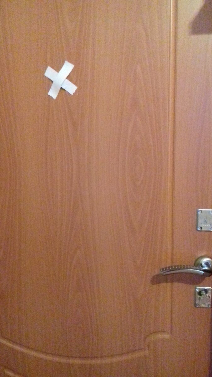 пришлось залепить кустарно, чтобы не двигался глазок. Личное фото.