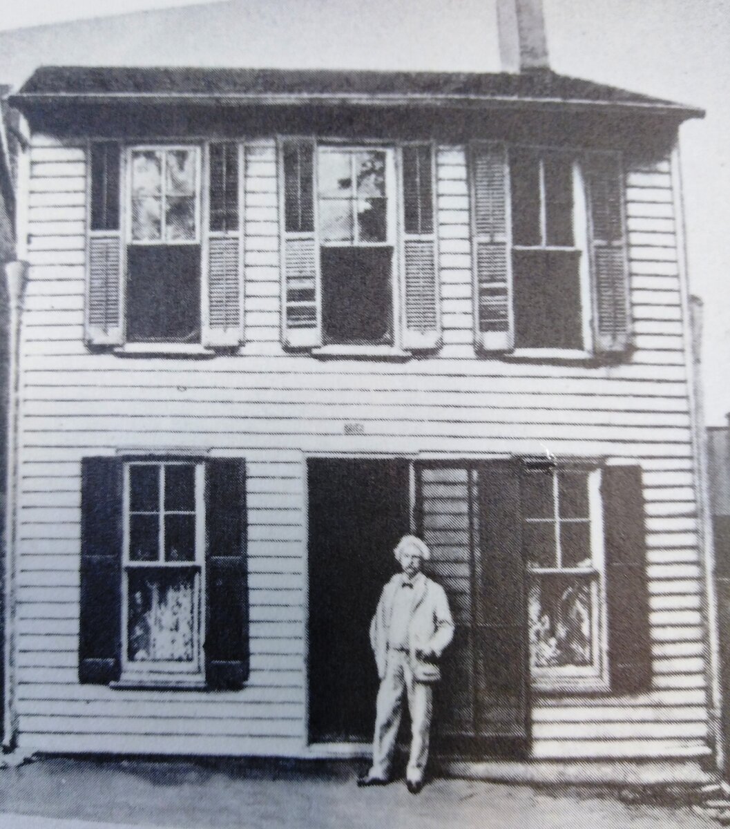 Марк Твен в родном Городке Ганнибал около своего дома после 36-летнего отсутствия